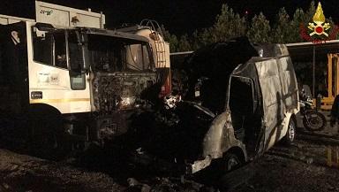 Camion E Furgone Sequestrati Dopo L Incidente Mortale Vanno A Fuoco Nel Deposito