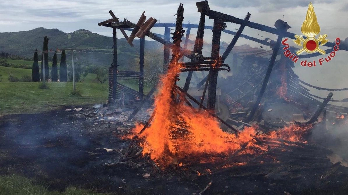 Il capannone distrutto dal fuoco