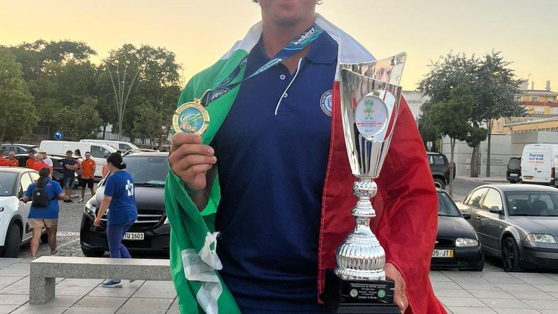 Lorenzini ergue o trio mundial O triunfo do campeão da pesca