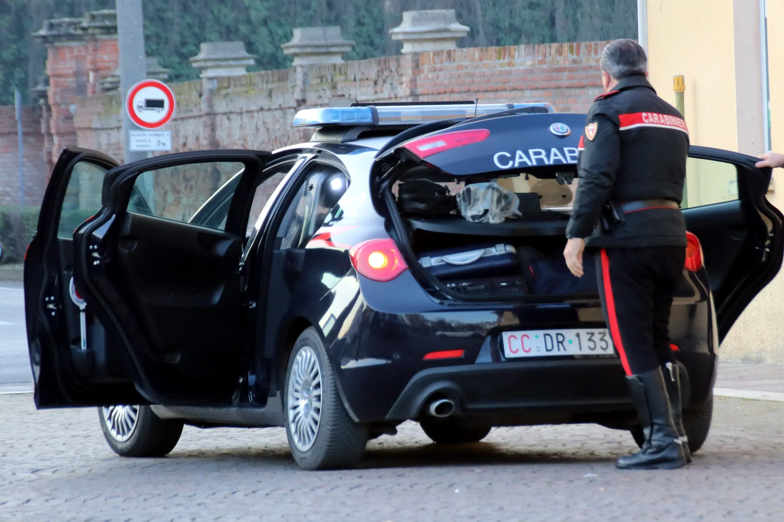 Arsenale in auto da finto carabiniere a Villafranca