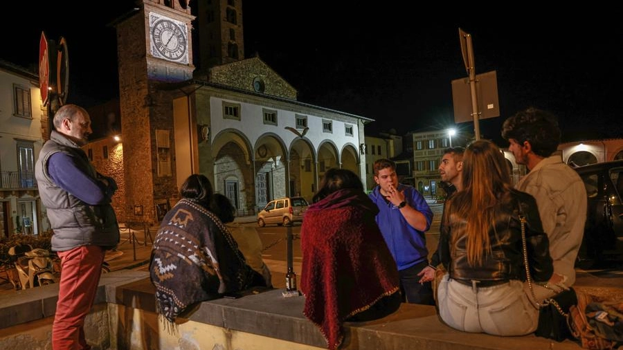 Gente in strada a Impruneta dopo la scossa (Fotocronache Germogli)