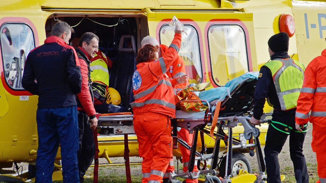 La corsa a Cisanello con l'elisoccorso regionale Pegaso, atterrato in Darsena