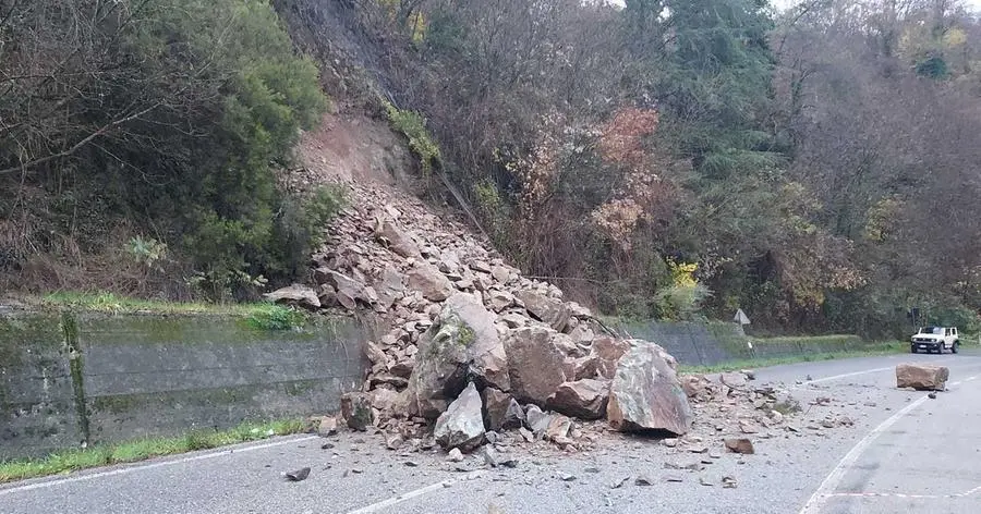 La Spezia, un’altra frana a Sciarpatto. Massi enormi sulla strada