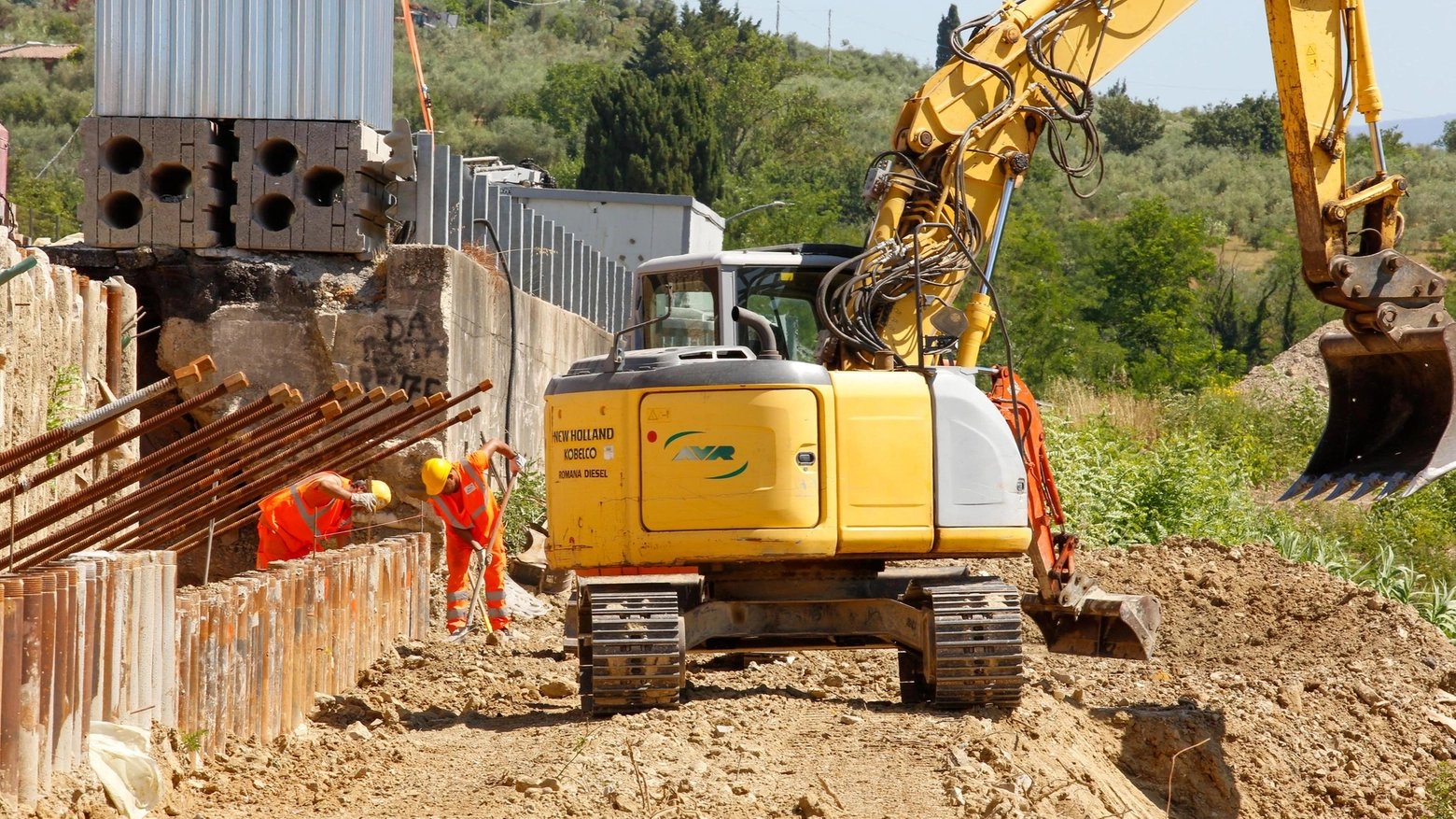 Il Comune è senza soldi. Aziende prestano le ruspe per ripristinare le strade