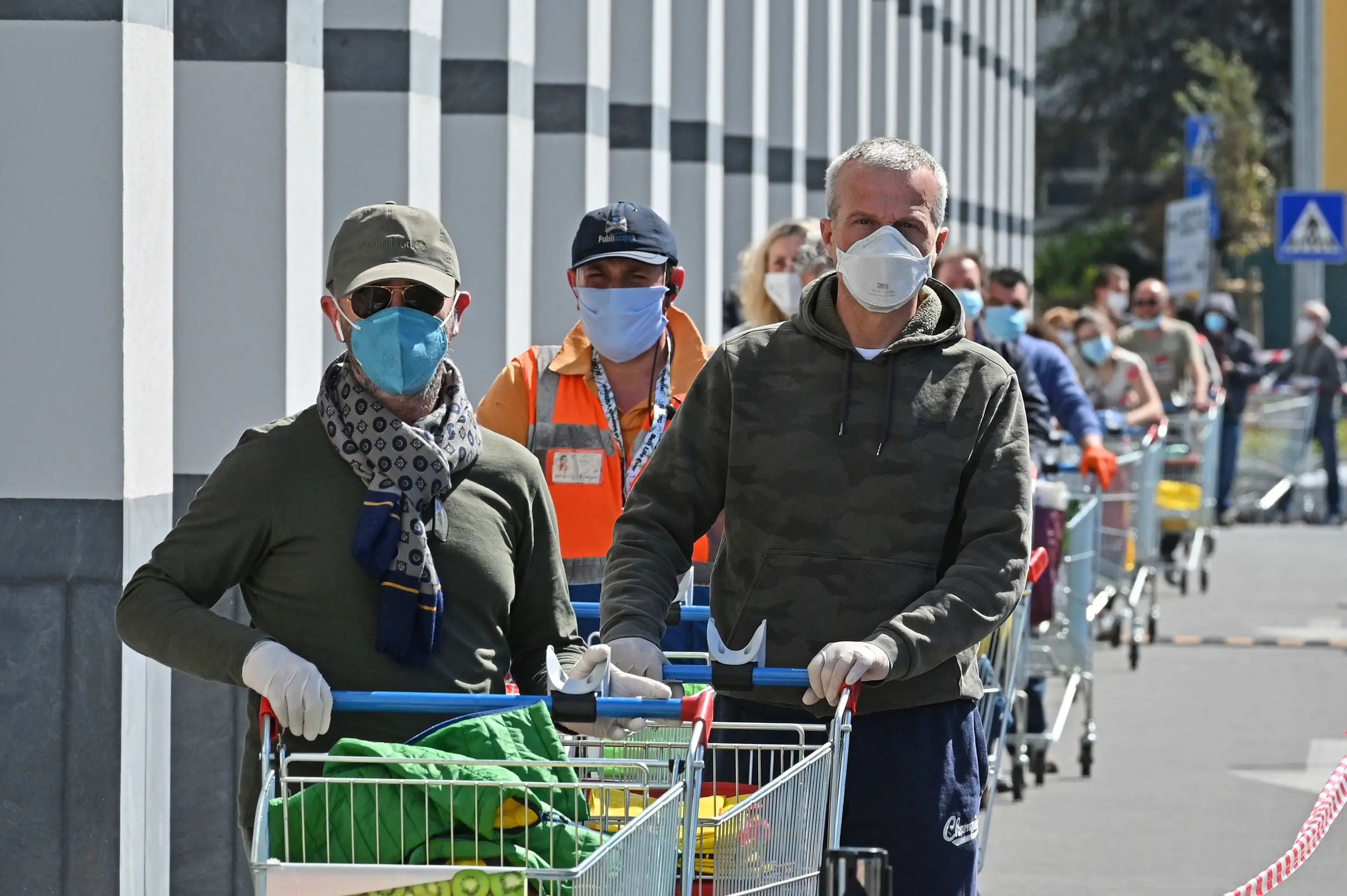 Coronavirus, assalto ai supermercati per la spesa di Pasqua/FOTO e VIDEO