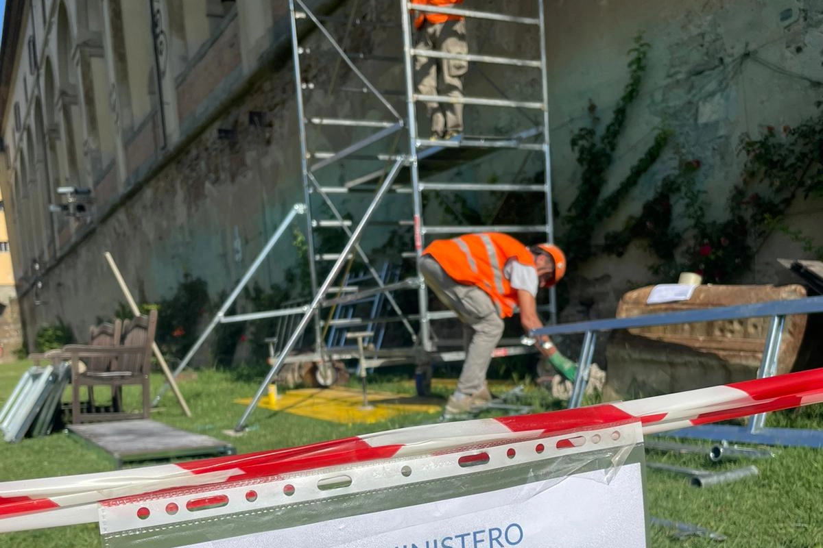 I lavori di ripulitura del loggiato del Corridoio Vasariano