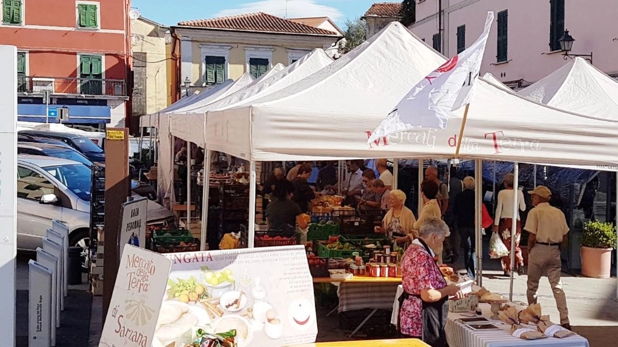 Gli stand in piazza San Giorgio