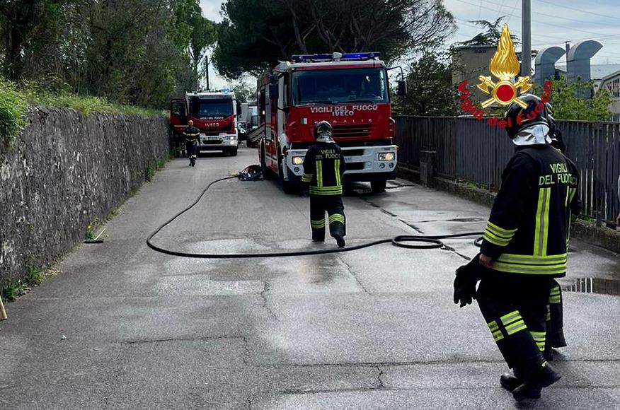 Auto Finisce Contro Un Contatore: Fuga Di Gas E Una Persona Portata In ...