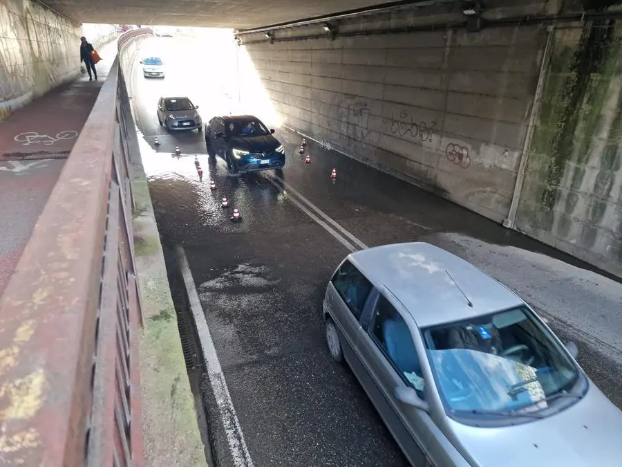 Firenze, si allaga il sottopasso del Gignoro. Traffico in tilt