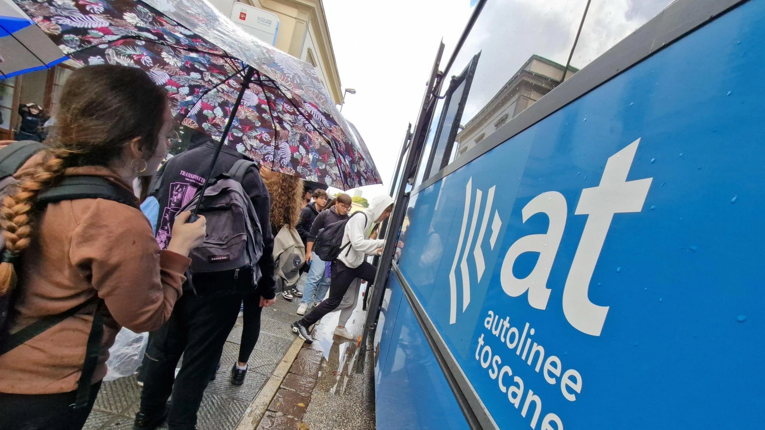 L’autobus passa con troppo anticipo. Studenti  fuori dalla scuola chiusa