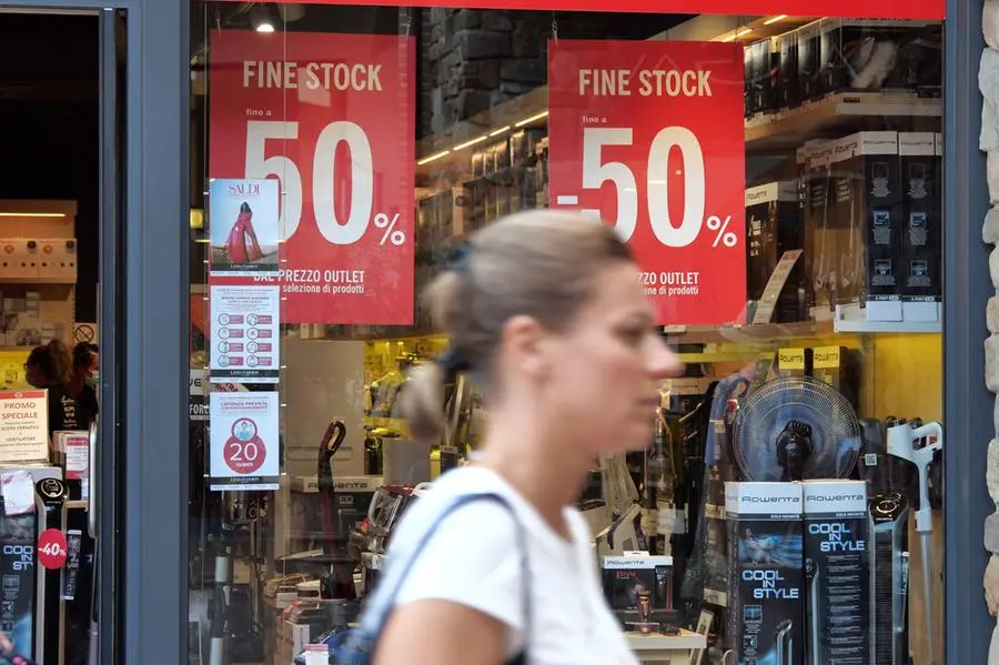 Saldi estivi 2022, a Firenze vanno al rallentatore. L'afa frena gli acquisti