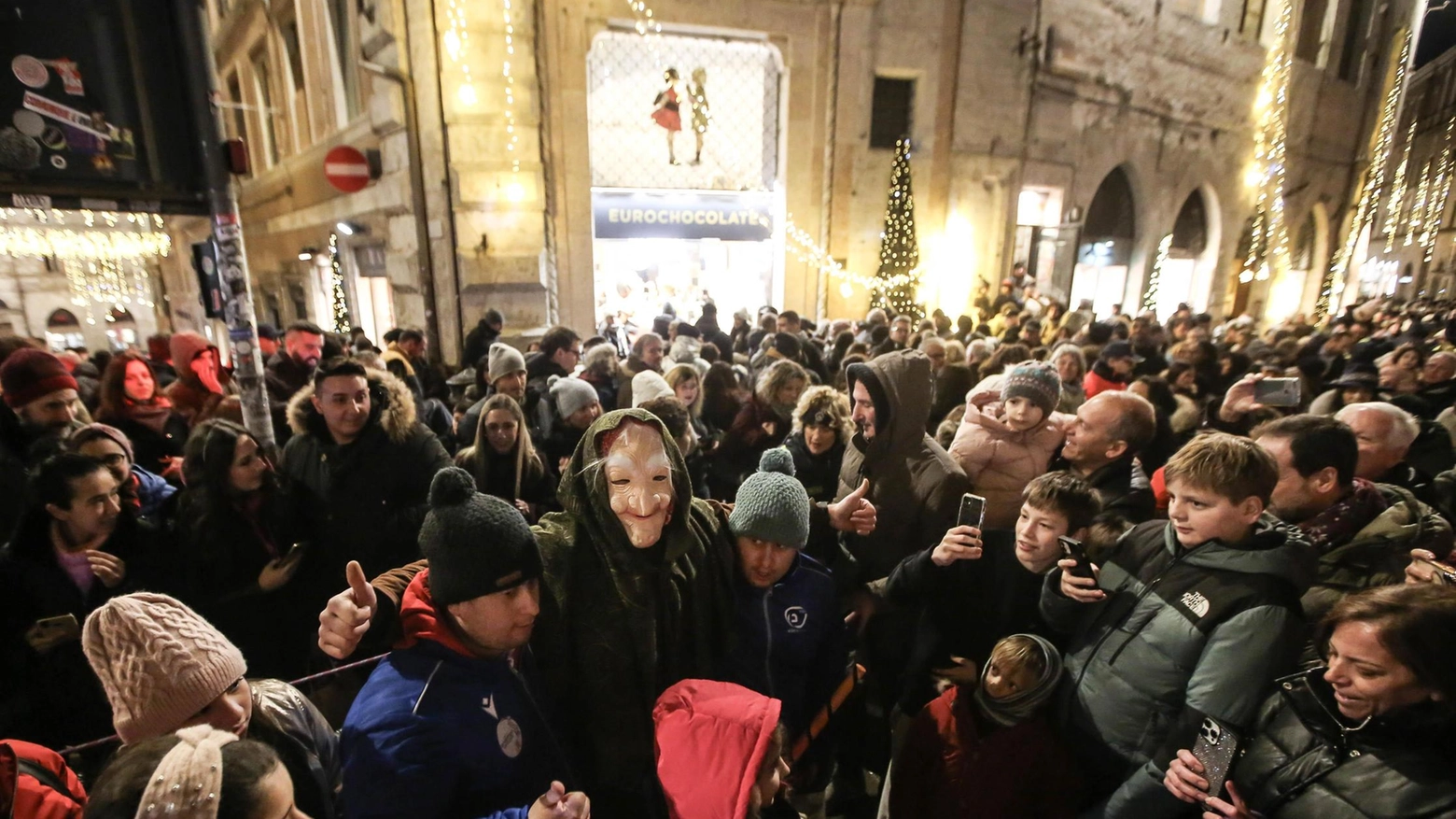 I mille volti della festa. La Befana superstar conquista tutti  nonostante la pioggia