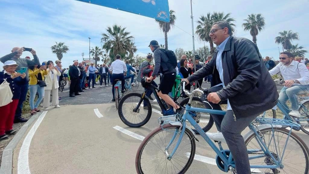 Giovanni Toti oggi ha inaugurato un tratto della Ciclovia del Ponente