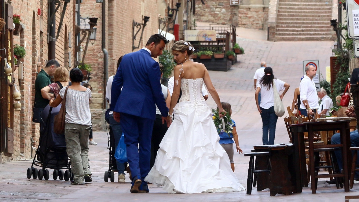 Sposi a Certaldo Alto (foto Gianni Nucci/Germogli)