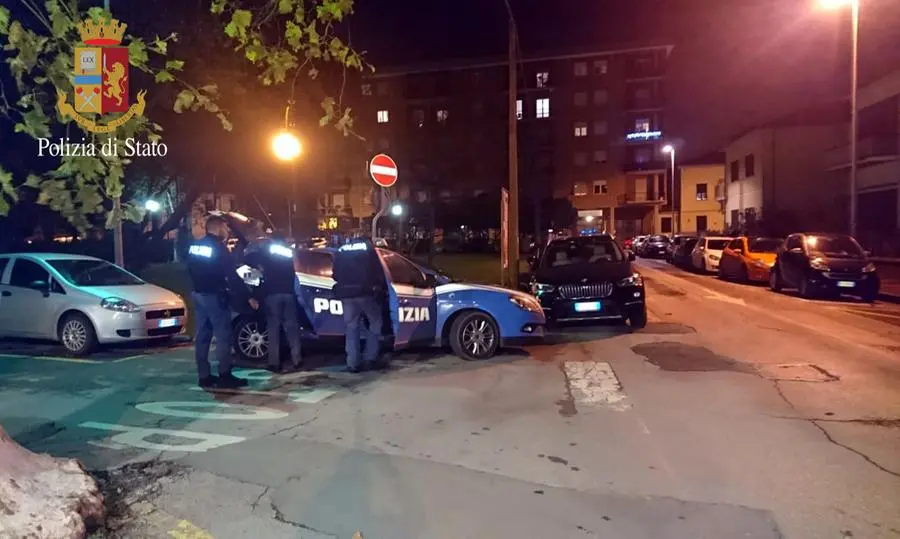 Sarzana, vetrata di un dehor danneggiata in centro, trovato il colpevole