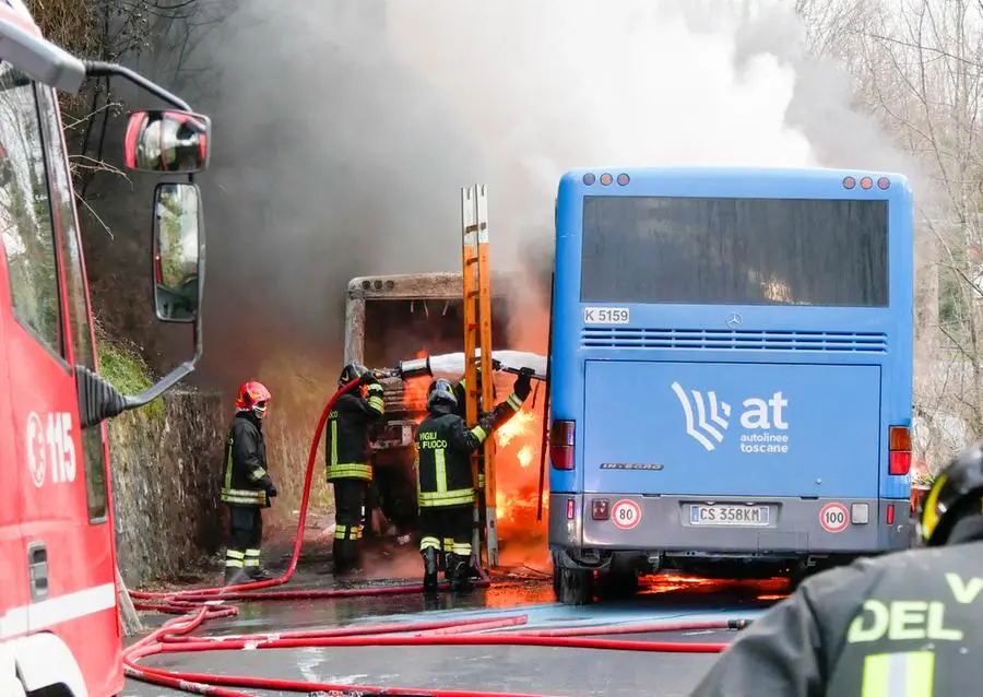 Incendio autobus di Barga, l'incidente preoccupa: "Verificare lo stato di tutti i mezzi"