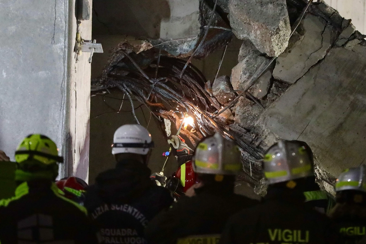 Vigili del fuoco e tecnici al lavoro nel cantiere (New Press Photo)