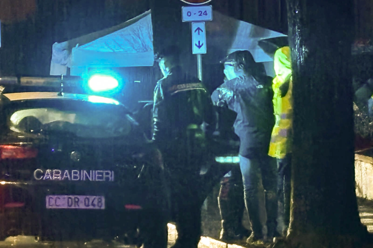 I carabinieri sul luogo della tragedia (Foto Borghesi)