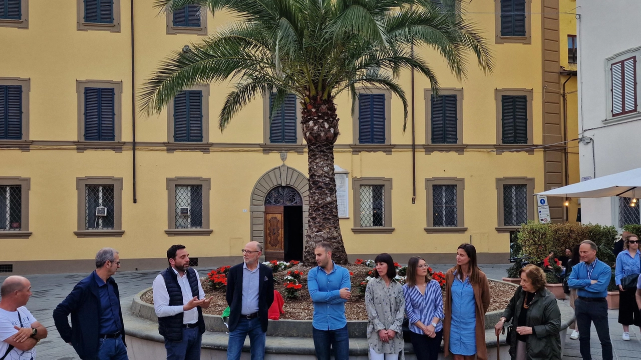 La palma è tornata in piazza dello Spirito Santo. "Il dono in nome di Marco Mungai"