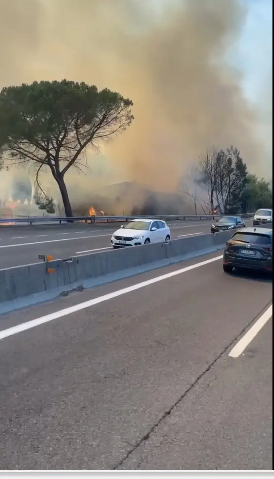 Giornata da incubo sull'Autostrada del Sole, lunghe code tra incidenti e camion in fiamme