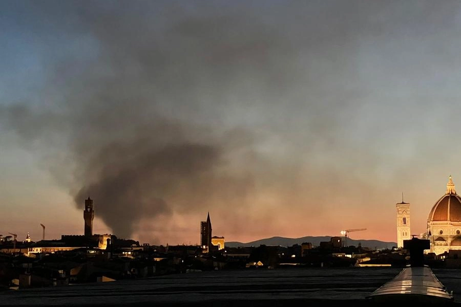 La colonna di fumo per l'incendio di Ponte a Greve