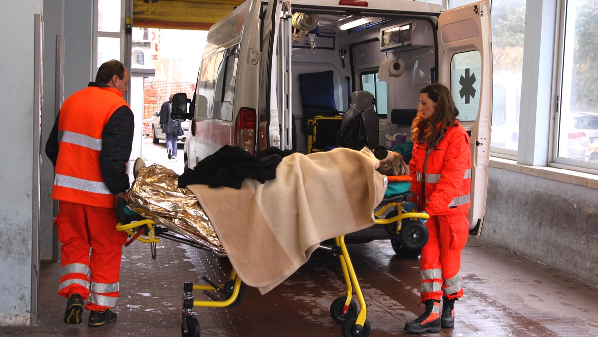 Prato Aggredita Allalba E Ferita Al Collo è Grave