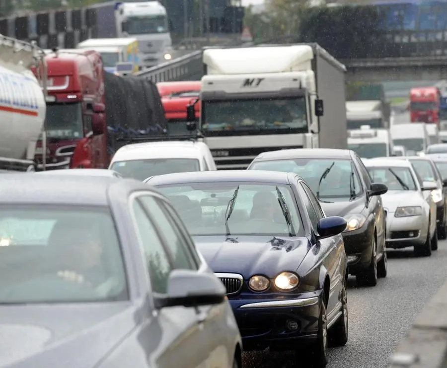 Prima giornata di esodo: traffico intenso sulle autostrade / LIVE