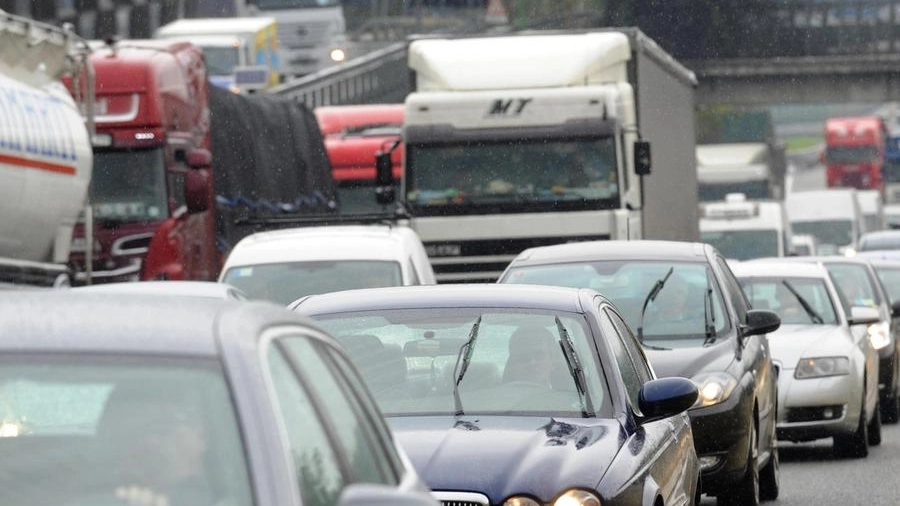 Automobili in coda lungo l'autostrada 