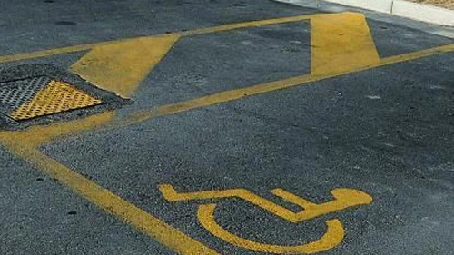 Si reclamano più parcheggi per le auto dei disabili ma il problema non pare di facile risoluzione