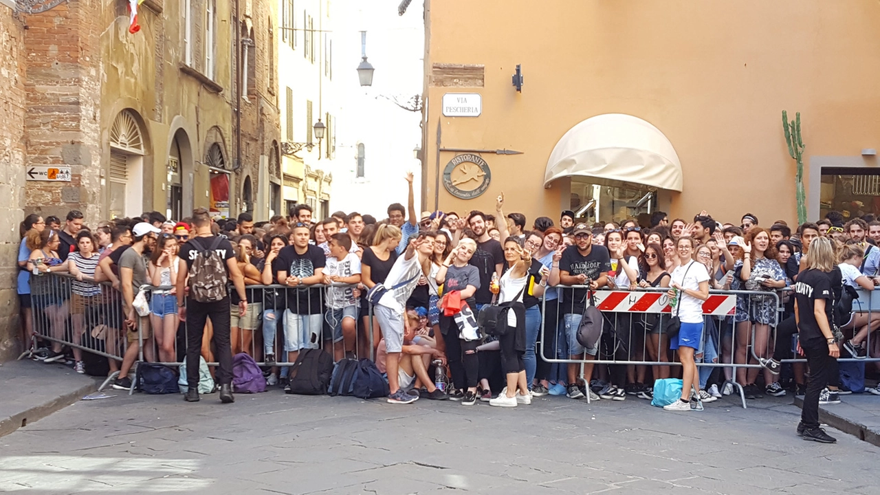 ASSEDIO La calca alle soglie dei negozi: impossibile raggiungerli