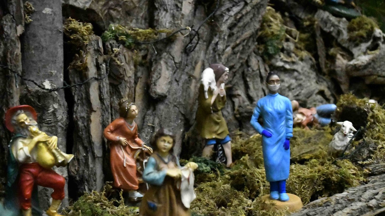 L'infermiera anti-Covin nel presepe del Duomo di Massa (Nizza)