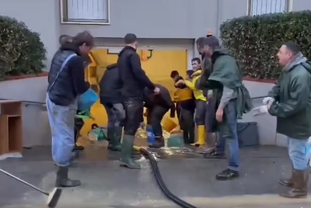 I tifosi della Fiorentina mentre aiutano a liberare una casa da fango e acqua (Fonte: Passione Fiorentina su Fb)