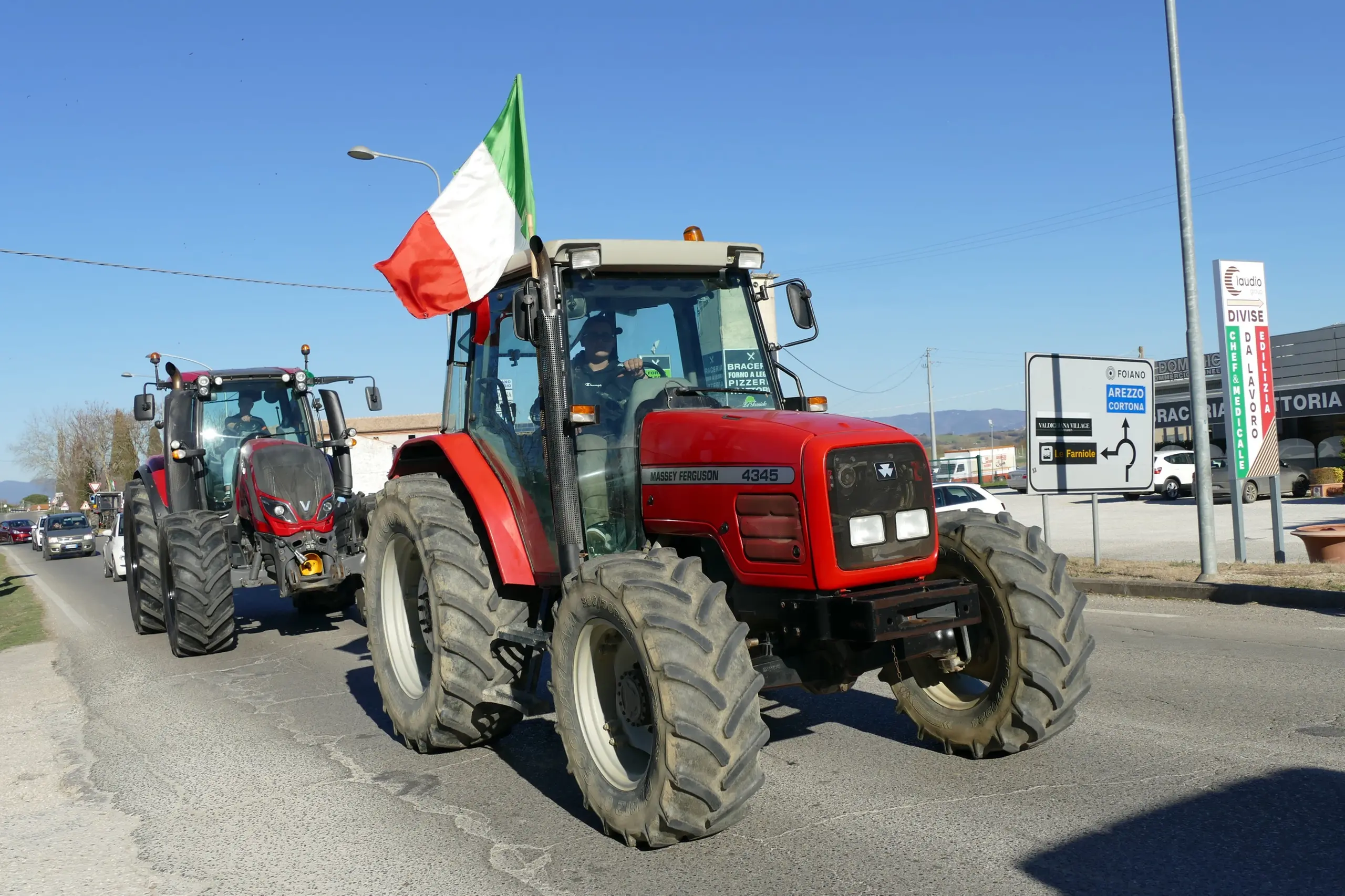 I trattori puntano su Roma dal presidio di Arezzo in 250 pronti a