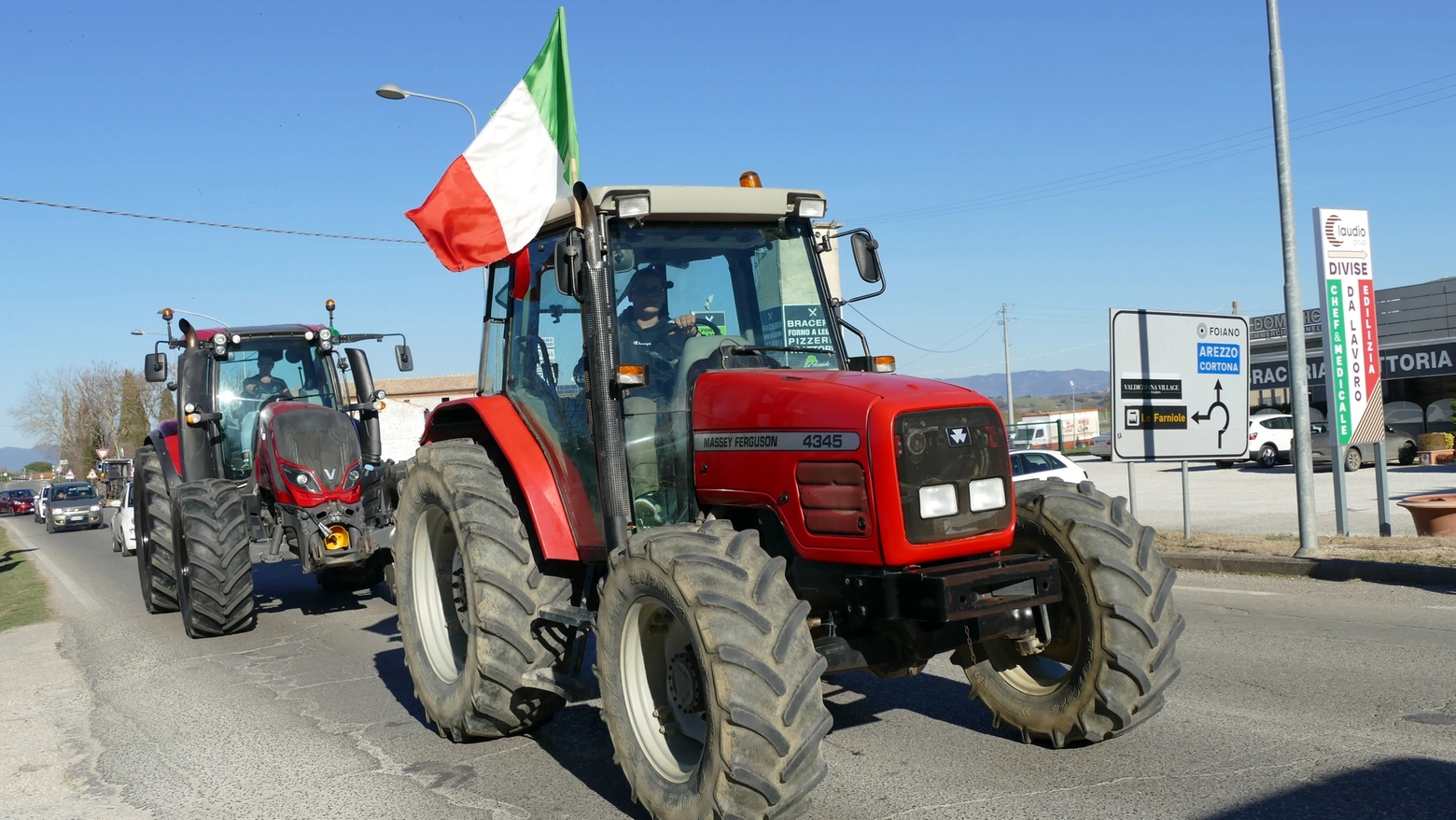 Arezzo, protesta degli agricoltori. Trattori all'uscita A1 Valdichiana