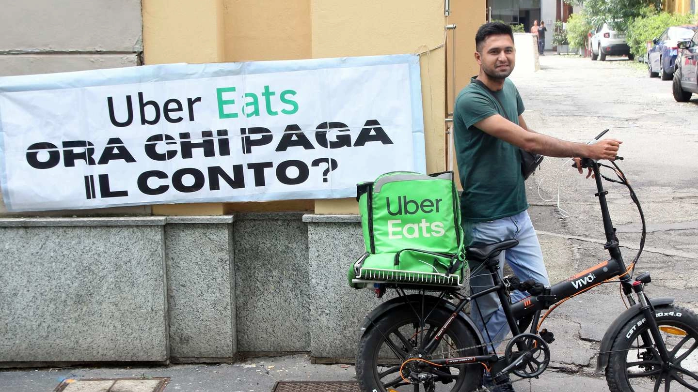 Una delle proteste in giro per l’Italia degli ex riders di Uber Eats