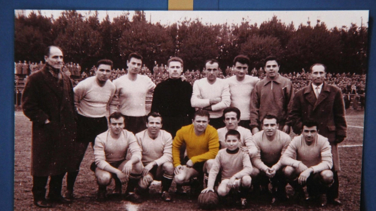 Puskas (evidenziato in giallo) con la squadra del Signa