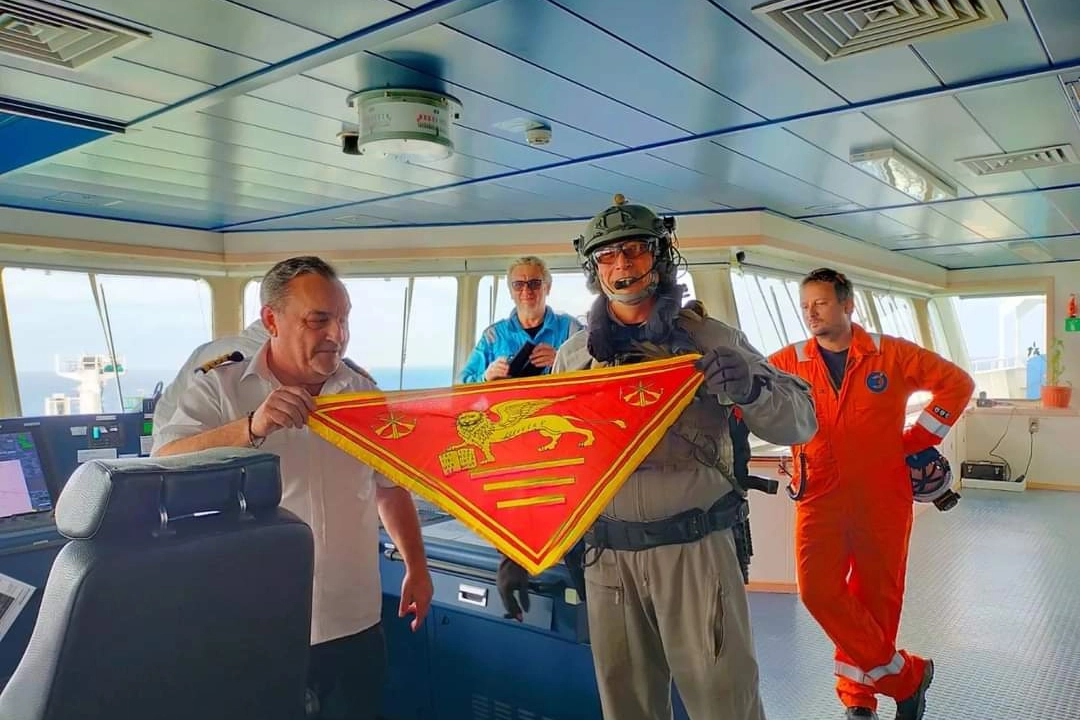 A bordo della Golar Tundra sotto scorta nel Mediterraneo