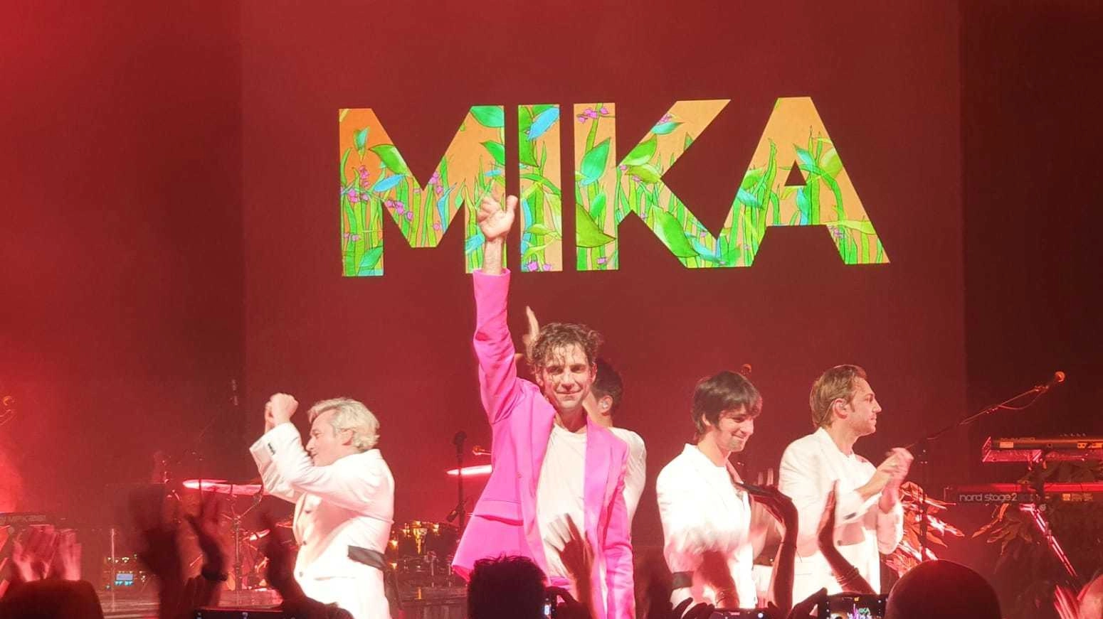 "Che grande emozione". Mika canta e incanta gli ospiti del gran gala per il ‘PalaTodisco’