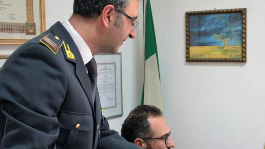 Investigatori della guardia di finanza al lavoro (immagine di archivio)