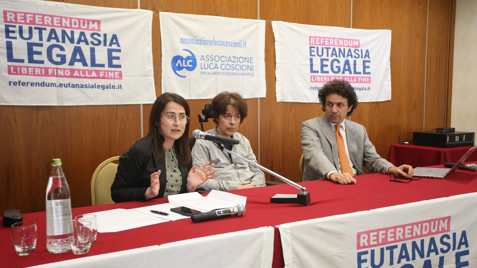 Laura Santi con l'avvocata Filomena Gallo e l'altro legale dell'associazione Coscioni 