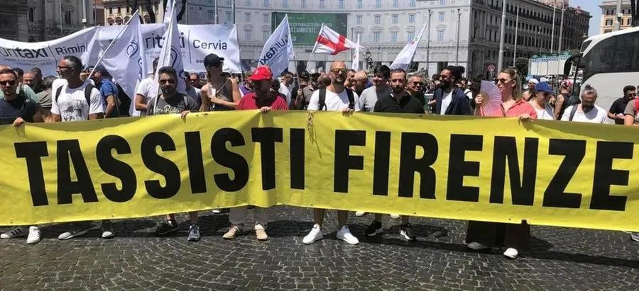 Taxi, la protesta continua: auto bianche introvabili