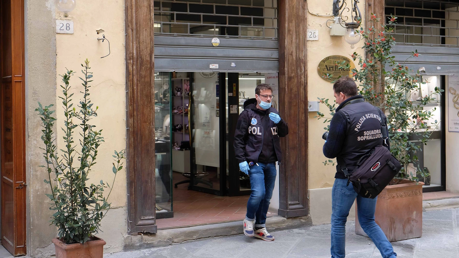 Tentata rapina in gioielleria la giovane commessa mette il