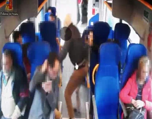 Rapina Choc In Treno Strappa La Collanina Tra L Indifferenza Dei Passeggeri Video