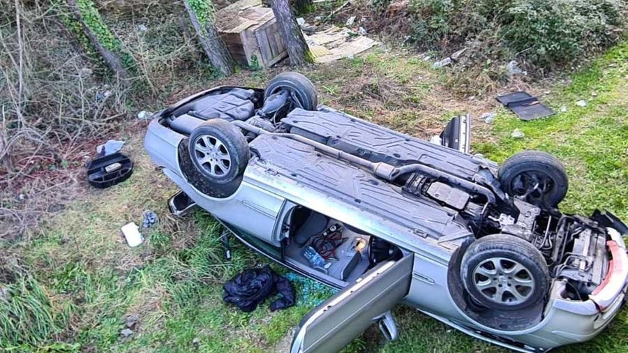 La macchina che si è cappottata in via Bocca di Stella, lungo l’Ombrone