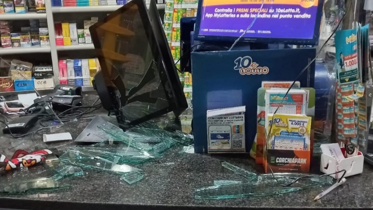 Un’immagine dei danni causati al bar della stazione ferroviaria