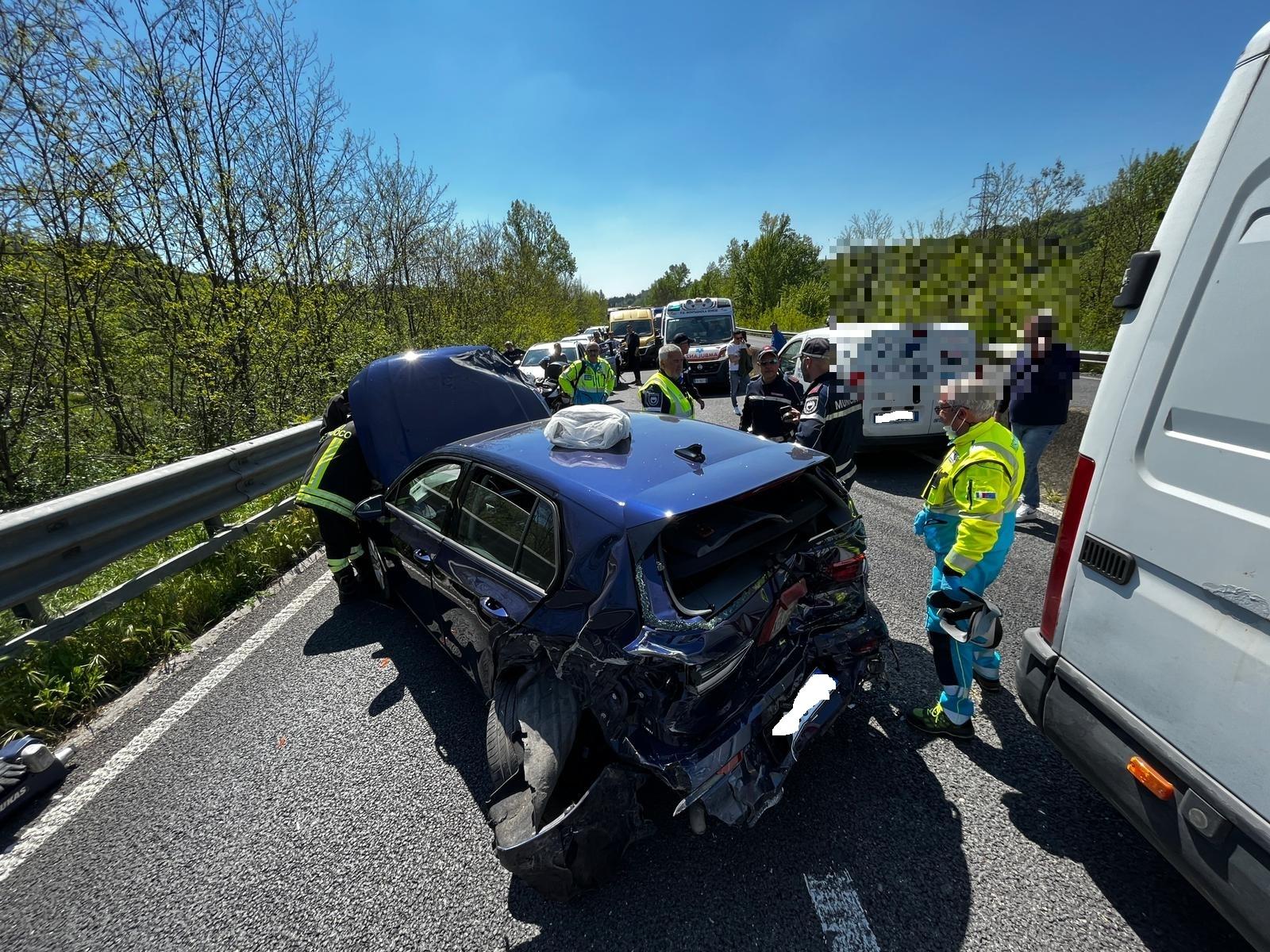 Siena, Tre Feriti In Uno Scontro Tra Due Auto E Un Furgone. Tangenziale ...