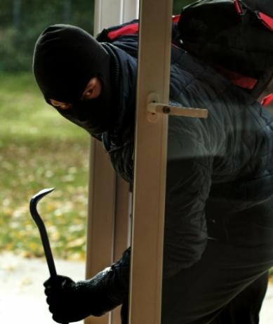 Ladri Acrobati Entrano In Una Palazzina Scalando La Parete E Rubano L ...