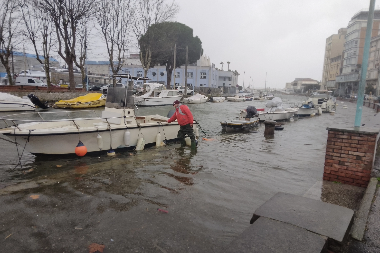 Esondato il canale Burlamacca a Viareggio (Foto Umicini)