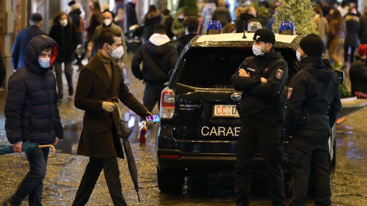 I carabinieri nelle vie dello shopping a Firenze (New Press Photo)