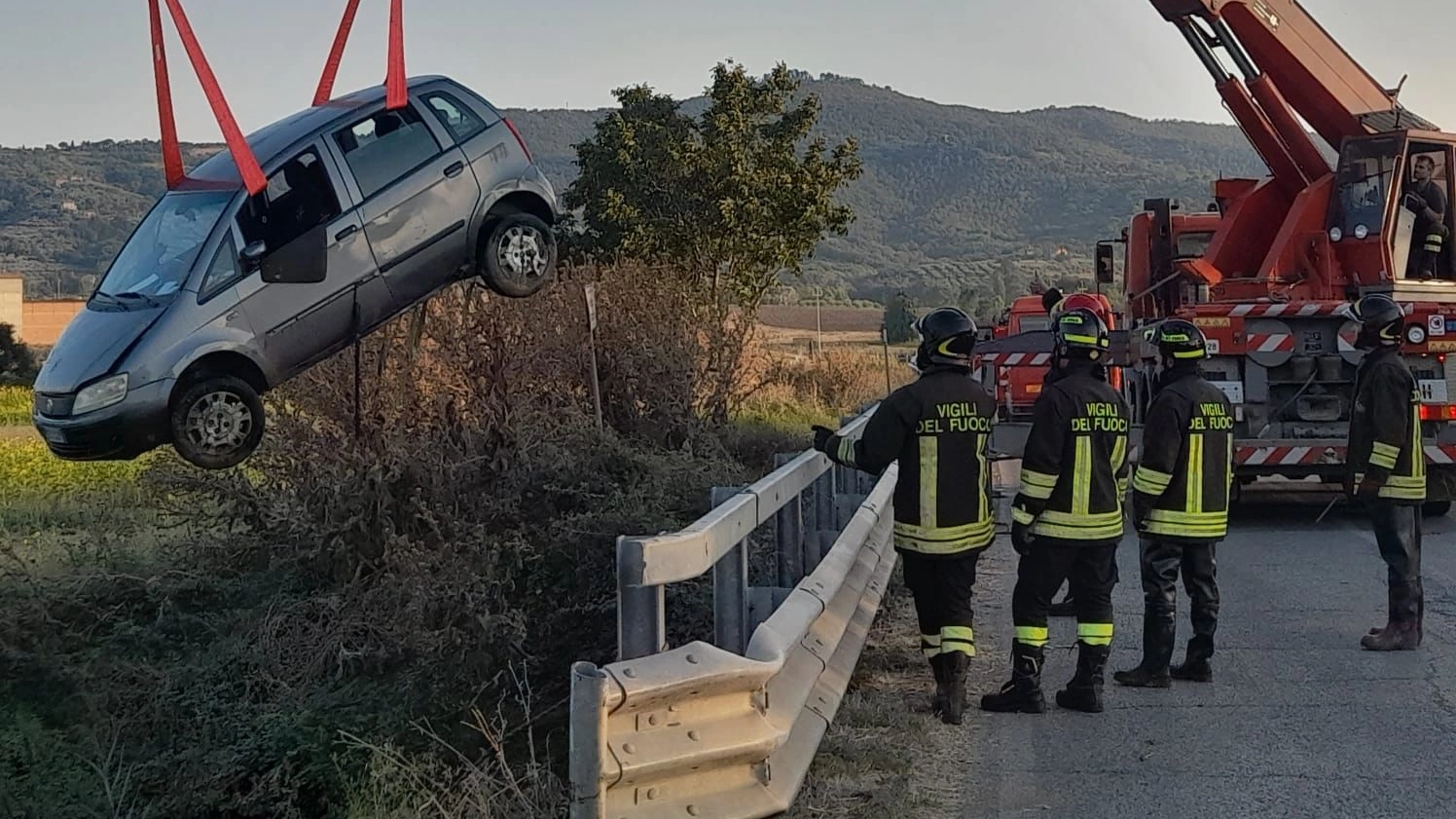 Il recupero dell'auto (foto vigili del fuoco)